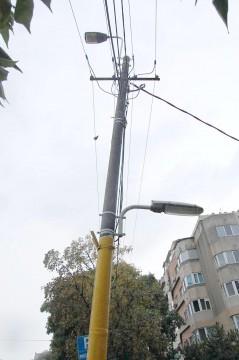 Doi încarcă, trei descarcă. Primăria repară becuri, ENEL taie lumina